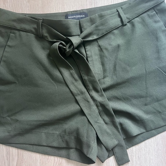 BANANA REPUBLIC, WOMEN'S SHORT OLIVE GREEN TIE/BELT FRONT Size 10 - Picture 5 of 7